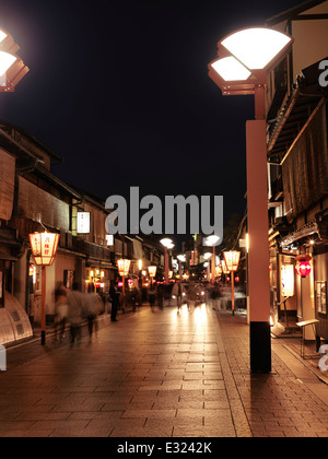 La gente che camminava sul Hanami-koji dori street di notte, Hanamikoji geisha district, Gion, Kyoto, Giappone Foto Stock