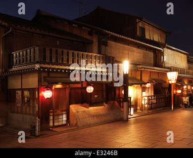 Ristoranti giapponesi a Hanami-koji dori street di notte, Hanamikoji geisha district, Gion, Kyoto, Giappone Foto Stock