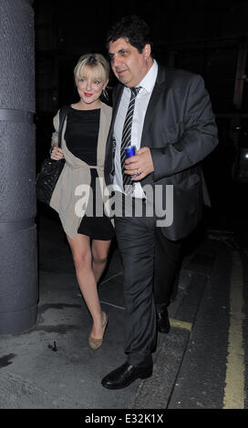 La marca di Russell e Sheridan Smith visto su una notte fuori al Soho teatro cabaret comico Bar, Sheridan lascia presto e viene accompagnato a un hotel nelle vicinanze dalla marca di Russell è dotato di driver: Sheridan Smith Dove: Londra, Regno Unito quando: 22 Maggio 2013 Foto Stock