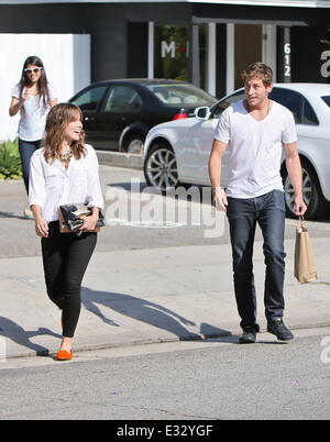 Attrice Sophia Bush visto con il suo fidanzato, Google program manager Dan Fredinburg, lasciando un edificio di uffici e voce a un parrucchiere con: Sophia Bush dove: Los Angeles, CA, Stati Uniti quando: 24 Maggio 2013 Foto Stock