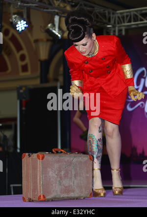 Beartix von Bourbon esegue una routine di burlesque al grande British Tattoo Show a Londra con: Beartix von Bourbon dove: Londra, Regno Unito quando: 25 Maggio 2013 Foto Stock