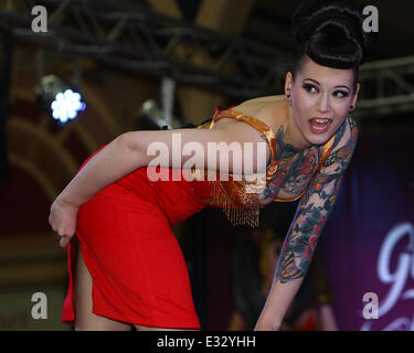 Beartix von Bourbon esegue una routine di burlesque al grande British Tattoo Show a Londra con: Beartix von Bourbon dove: Londra, Regno Unito quando: 25 Maggio 2013 Foto Stock