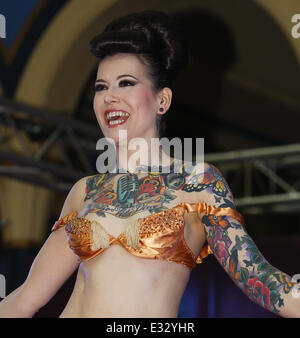 Beartix von Bourbon esegue una routine di burlesque al grande British Tattoo Show a Londra con: Beartix von Bourbon dove: Londra, Regno Unito quando: 25 Maggio 2013 Foto Stock