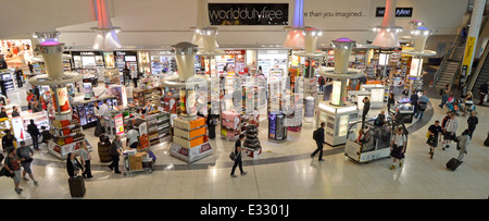 World Duty Free store a Londra Gatwick Airport North Terminal partenze e shopping concourse Crawley West Sussex England Regno Unito Foto Stock