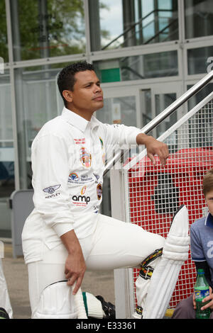 Bunbury carità partita di cricket contro Mike Brearley XI al Lords Cricket Ground raccolta fondi per Camden unità di psicoterapia. Dotato di: Giovanni Salako dove: Londra, Regno Unito quando: 25 Maggio 2013 Foto Stock