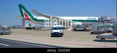 Alitalia Airbus A330 220 jet Aircraft vista logo tail fin a Roma Fiumicino Italia International Airport grembiule stand terra equipe partecipa Foto Stock