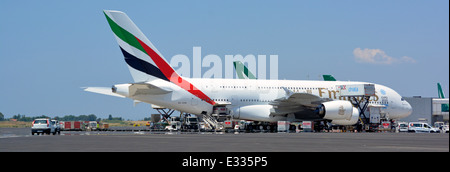 Emirates logo Airbus A380 doppio piano corpo largo quattro motori jet aereo aeroporto grembiule stand terra equipe presente Roma Fiumicino Aeroporto Italia Foto Stock