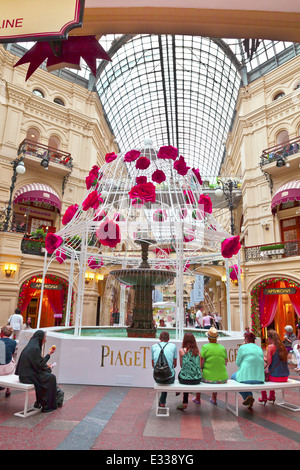 Fontana all'interno del famoso GUM il grande negozio nel Kitai-gorod parte di Mosca rivolta verso la Piazza Rossa. Attualmente è un centro commerciale per lo shopping. Foto Stock