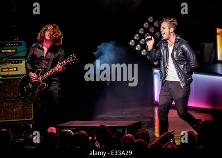 Clarkston, Michigan, Stati Uniti d'America. Il 22 giugno, 2014. RYAN TEDDER e BRENT KUTZLE dei ONEREPUBLIC eseguendo sull'Estate nativo US Tour al DTE Energy Music Theatre di Clarkston Mi il 21 giugno 2014 Credit: Marc Nader/ZUMA filo/ZUMAPRESS.com/Alamy Live News Foto Stock