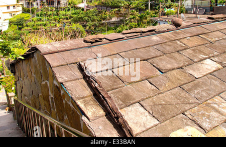 Il tetto di ardesia della casa tradizionale costruita dagli aborigeni di Taiwan Foto Stock