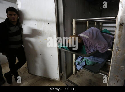 Nablus, West Bank, Territorio palestinese. Il 21 giugno, 2014. Il corpo di 26 anno-vecchio Ahmed Abu Shino, che era presumibilmente uccisi dai soldati israeliani di Al Ein Refugee Camp è portato in ospedale Rafedya Morgue vicino a Nablus, West Bank, 22 giugno 2014. Secondo medici palestinesi fonti, soldati israeliani uccisi Abu Shino vicino alla sua casa dopo che essi hanno razziato il campo di rifugiati in cerca di tre mancanti ragazzi israeliani. Le incursioni hanno avuto luogo dal momento che i ragazzi sono scomparsi il 12 giugno da un comune autostop arresta in prossimità di un insediamento isolato a sud di Gerusalemme. Né Hamas né di qualsiasi altro gruppo ha Foto Stock