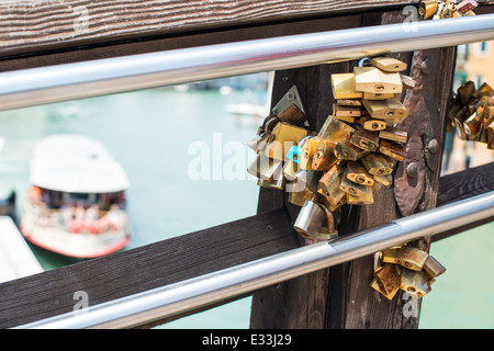 Lucchetti di amanti collocata sul ponte a Venezia Foto Stock