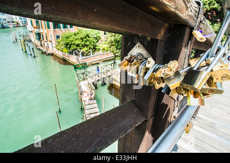 Lucchetti di amanti collocata sul ponte a Venezia Foto Stock