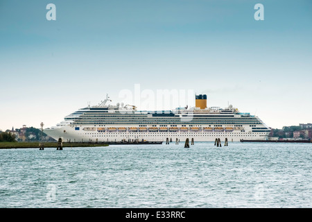 Passeggeri di grandi dimensioni la nave di crociera a Venezia Foto Stock