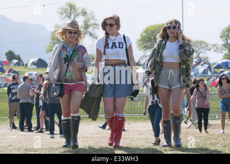 Pubblico generale godendo di una terza giornata di caldo con: atmosfera dove: Inverness, Regno Unito quando: 09 Giu 2013 Foto Stock