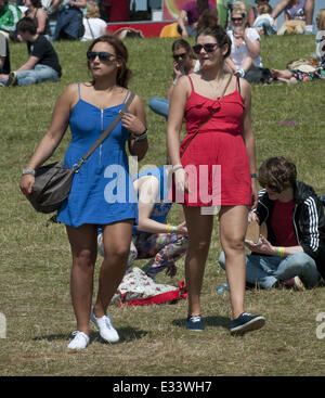 Pubblico generale godendo di una terza giornata di caldo con: atmosfera dove: Inverness, Regno Unito quando: 09 Giu 2013 Foto Stock