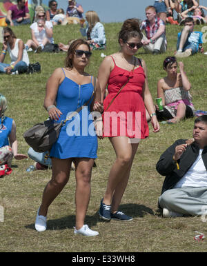 Pubblico generale godendo di una terza giornata di caldo con: atmosfera dove: Inverness, Regno Unito quando: 09 Giu 2013 Foto Stock