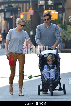 Karolina Kurkova prende una passeggiata di Tribeca con il marito Archie Drury e il loro figlio Tobin dotate: Karolina Kurkova,Archie Drury,Tobin Drury dove: New York City, NY, Stati Uniti quando: 09 Giu 2013 Foto Stock