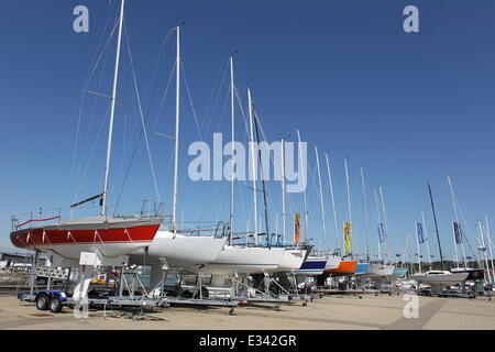 Cowes Yacht Haven tra le gare più importanti. Le imbarcazioni sono fuori dell'acqua essendo mantenuta e Cowes sembra rilassata. Dotato di: Cowes Yacht Haven dove: Londra, Regno Unito quando: 10 Giu 2013 Foto Stock