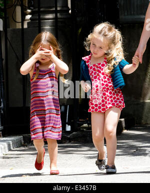 Sarah Jessica Parker's figlie gemelle Tabitha e Marion Broderick sono accompagnati dai loro bambinaia come loro capo home dopo la scuola Foto Stock