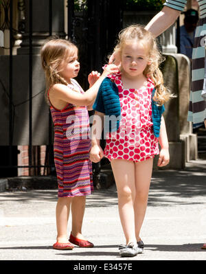 Sarah Jessica Parker's figlie gemelle Tabitha e Marion Broderick sono accompagnati dai loro bambinaia come loro capo home dopo la scuola Foto Stock