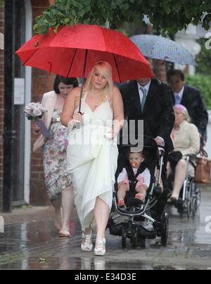 Wet Weather immagini formano Beaconsfield, Bucks. Persone sedersi sulle panche sotto gli ombrelloni, una sposa determinato ad avere una buona giornata, cattive condizioni stradali dotate di: una sposa bagnato ma felice dove: Beaconsfield, Buckinghamshire, Regno Unito quando: 15 Giu 2013 Foto Stock