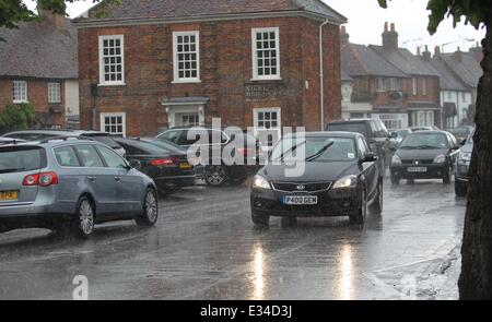 Wet Weather immagini formano Beaconsfield, Bucks. Persone sedersi sulle panche sotto gli ombrelloni, una sposa determinato ad avere una buona giornata, cattive condizioni stradali dotate di: automobili guida sotto la pioggia dove: Beaconsfield, Buckinghamshire, Regno Unito quando: 15 Giu 2013 Foto Stock