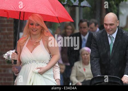 Wet Weather immagini formano Beaconsfield, Bucks. Persone sedersi sulle panche sotto gli ombrelloni, una sposa determinato ad avere una buona giornata, cattive condizioni stradali dotate di: una sposa bagnato ma felice dove: Beaconsfield, Buckinghamshire, Regno Unito quando: 15 Giu 2013 Foto Stock