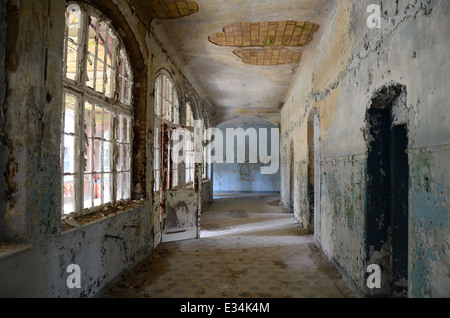 Corridoio in un vecchio edificio abbandonato Foto Stock