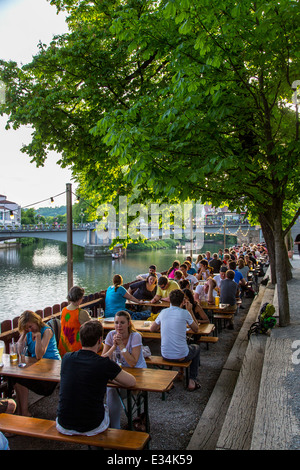 Giardino della birra a destra sul fiume Neckar a Tübingen, beer garden, Neckarmuller, Foto Stock