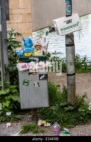 Affollate, pubblica trash lattine, cassetta di sicurezza, Foto Stock