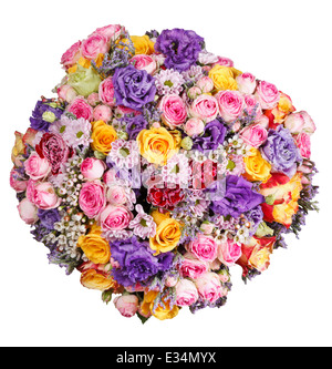 Vista superiore del mazzo di fiori di rose e crisantemi isolati su sfondo bianco Foto Stock