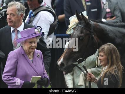 La Queens stima cavallo vince la Coppa d'Oro al Royal Ascot. È la prima volta in gara le 207 anni di storia che è stato vinto da un monarca regnante. Con: la Regina Elisabetta II,stima dove: Ascot, Regno Unito quando: 20 Giu 2013 Foto Stock