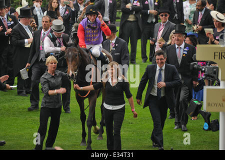 La Queens stima cavallo vince la Coppa d'Oro al Royal Ascot. È la prima volta in gara le 207 anni di storia che è stato vinto da un monarca regnante con: Ryan Moore dove: Ascot, Regno Unito quando: 20 Giu 2013 Foto Stock