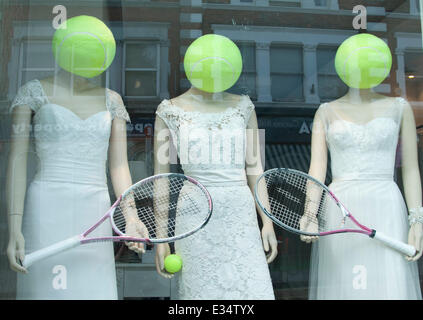 Il torneo di Wimbledon di Londra, Regno Unito. Il 22 giugno 2014. Un negozio di Wimbledon visualizzazione modelli azienda racchette con le loro teste come palle da tennis Foto Stock