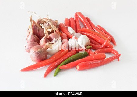 Scalogni Aglio Peperoncino per la cottura su sfondo bianco. Foto Stock