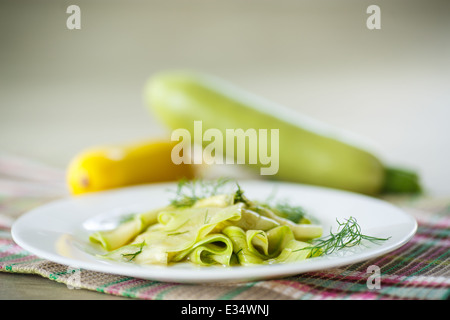 Insalata di zucchine marinate in spezie con erbe aromatiche Foto Stock