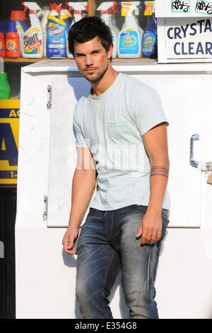 Riprese di film d'azione "traccianti' sulla posizione nel cuore di Manhattan offre: Taylor Lautner dove: New York City, NY, Stati Uniti quando: 24 Giu 2013 Foto Stock