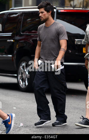 Riprese di film d'azione "traccianti' sulla posizione nel cuore di Manhattan offre: Taylor Lautner dove: New York City, NY, Stati Uniti quando: 24 Giu 2013 Foto Stock