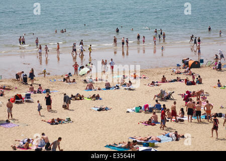 Bournemouth Dorset, Regno Unito. Il 22 giugno, 2014. La folla la testa per Bournemouth Beach per rendere la maggior parte di un altro caldo giorno di sole del weekend, rabbocco loro tan o coooling off in mare. Credito: Carolyn Jenkins/Alamy Live News Foto Stock