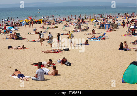 Bournemouth Dorset, Regno Unito. Il 22 giugno, 2014. La folla la testa per Bournemouth per rendere la maggior parte di un altro caldo giorno di sole del weekend. Credito: Carolyn Jenkins/Alamy Live News Foto Stock