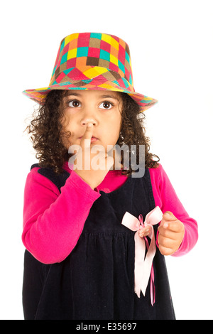 Carino bambina tenendo il dito sulle labbra isolato su sfondo bianco Foto Stock