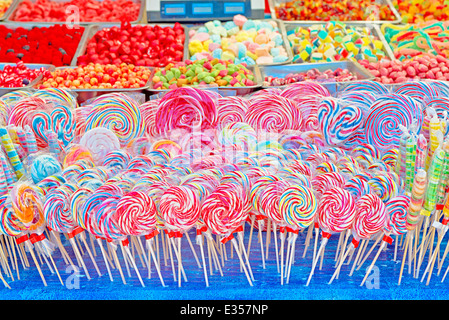 Caramelle colorate, caramelle e lecca lecca al mercato di strada Foto Stock