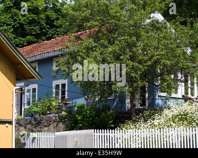 Vecchio pannellate in legno case in Drobak Norvegia tipico di molti piccolo norvegese cittadine di mare Foto Stock