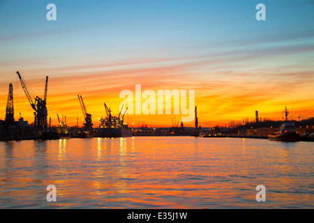 Porto di Danzica durante il tramonto arancione. Foto Stock