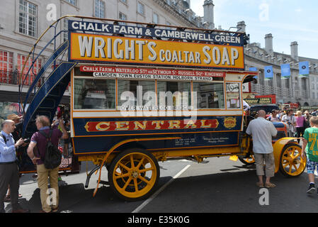 Regent Street, Londra, Regno Unito. Il 22 giugno 2014. Una sommità aperta al bus Bus cavalcata. Questo è un evento per celebrare l Anno dell'autobus, con 50 autobus da cavallo e alla più recente gli autobus utilizzati oggi a Londra. Credito: Matteo Chattle/Alamy Live News Foto Stock