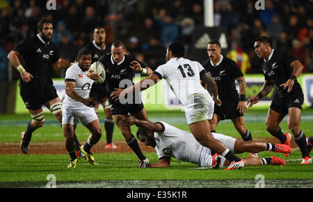 Hamilton, la Nuova Zelanda. Il 21 giugno, 2014. Aaron Cruden. Nuova Zelanda All Blacks contro l'Inghilterra. Internazionale di Rugby Union. Terzo test match della serie Steinlager, Hamilton. La Nuova Zelanda. Sabato 21 Giugno 2014. Credito: Azione Sport Plus/Alamy Live News Foto Stock