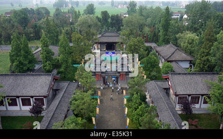 (140622) -- HANZHONG, 22 giugno 2014 (Xinhua) -- Fotografia scattata a giugno 21, 2014 mostra la tomba di Zhang Qian Chenggu nella contea di Hanzhong, Cina nord-occidentale della provincia di Shaanxi. Zhang Qian (ca. 164 A.C. - 114 a.C.) fu un influente diplomatico di cinese della dinastia Han occidentali (202 BC - 9 D.C.) e uno dei pionieri della Via della Seta. La famosa antica strada della seta, che è servito come corridoio per il commercio e gli scambi culturali tra Asia e Europa risalenti a oltre duemila anni fa è stata iscritta nella lista del Patrimonio mondiale a Doha, capitale del Qatar il 22 giugno 2014. Hanno presentato congiuntamente da parte della Cina, del Kazakistan e K Foto Stock