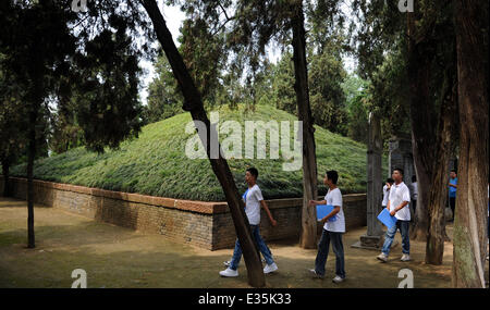 (140622) -- HANZHONG, 22 giugno 2014 (Xinhua) -- turisti visitano la tomba di Zhang Qian Chenggu nella contea di Hanzhong, Cina nord-occidentale della provincia di Shaanxi, 21 giugno 2014. Zhang Qian (ca. 164 A.C. - 114 a.C.) fu un influente diplomatico di cinese della dinastia Han occidentali (202 BC - 9 D.C.) e uno dei pionieri della Via della Seta. La famosa antica strada della seta, che è servito come corridoio per il commercio e gli scambi culturali tra Asia e Europa risalenti a oltre duemila anni fa è stata iscritta nella lista del Patrimonio mondiale a Doha, capitale del Qatar il 22 giugno 2014. Hanno presentato congiuntamente dalla Cina, Kazakistan e Kirghizistan Foto Stock