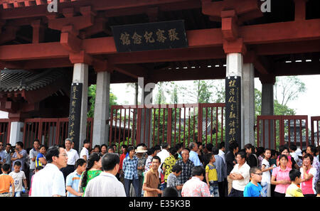 (140622) -- HANZHONG, 22 giugno 2014 (Xinhua) -- i cittadini attendono fuori la tomba di Zhang Qian davanti al monumento divenuto un patrimonio mondiale UNESCO in Chenggu contea di Hanzhong, Cina nord-occidentale della provincia di Shaanxi, 21 giugno 2014. Zhang Qian (ca. 164 A.C. - 114 a.C.) fu un influente diplomatico di cinese della dinastia Han occidentali (202 BC - 9 D.C.) e uno dei pionieri della Via della Seta. La famosa antica strada della seta, che è servito come corridoio per il commercio e gli scambi culturali tra Asia e Europa risalenti a oltre duemila anni fa è stata iscritta nella lista del Patrimonio mondiale a Doha, capitale del Qatar il 2 giugno Foto Stock